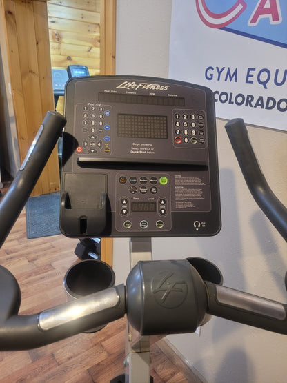 Life Fitness Integrity Series CLSC Upright Bike